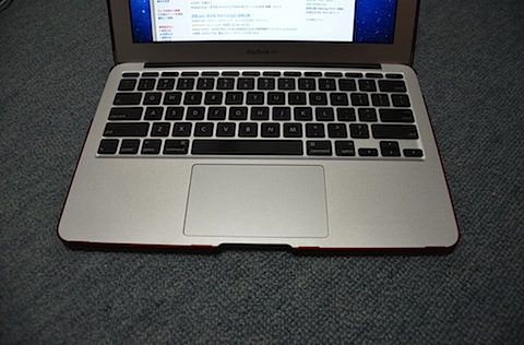 赤く縁取られたMacBook Air