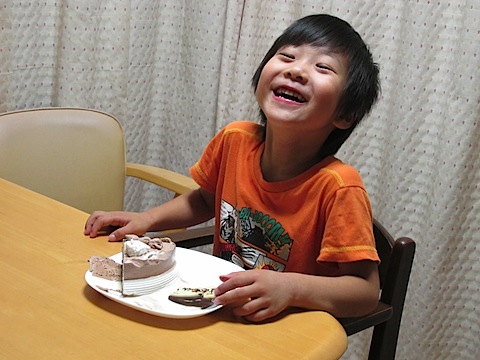 アイスクリームケーキを食べて大満足