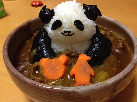 カレーのお風呂に入るパンダくん