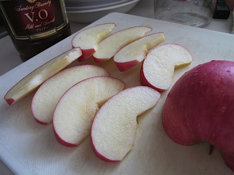 リンゴを適当な大きさにカット
