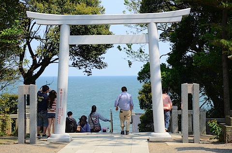 鳥居越しに見える海