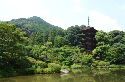 自然との一体感が素晴らしい瑠璃光寺五重塔