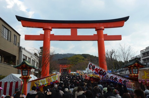 駅前の鳥居